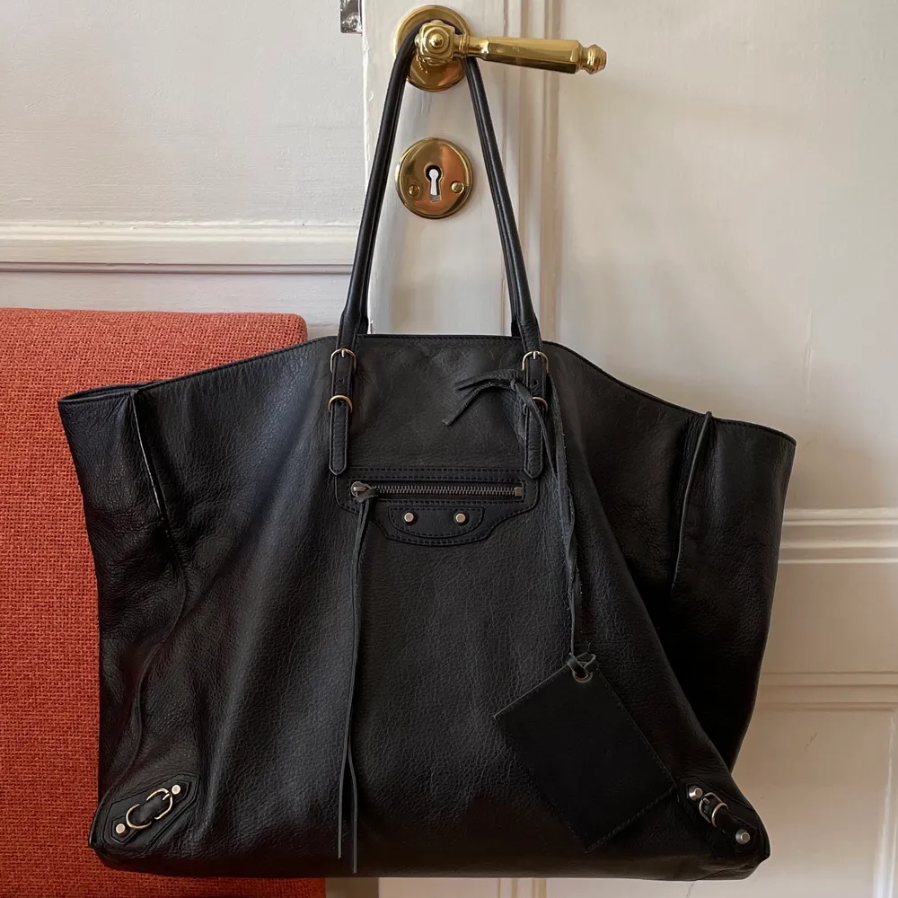 Jättesnygg, svart Balenciaga väska i nytt skick. Perfekt att ha som skolväska. Dustbag medföljer. 30x40 cm. Väskor.