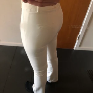 Vita kostymbyxor  - Vita kostymbyxor från Bikbok. Storlek 34. 