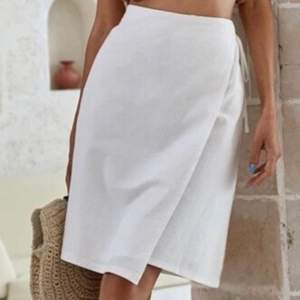 En vanlig vit kjol i storlek XS från SHEIN! Oanvänd och ny! Först till kvarn!✨.                                                           