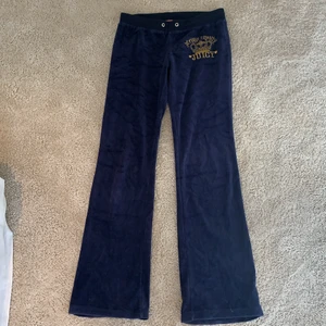 Juicy couture byxor - Mjukisbyxor från juicy couture i en äldre modell, strolek m men små i storleken så skulle säga passar folk med storlek S och kortare än 170