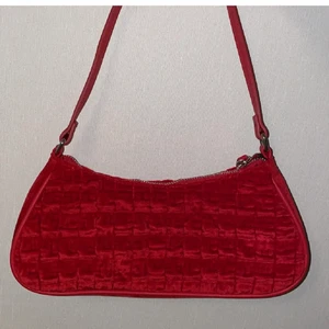 Oanvänd röd baguette väska - Säljer en helt oanvänd röd baguette väska. Köparen står för frakt❣️