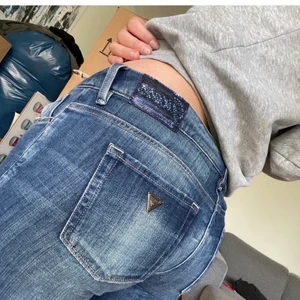 Lågmidjade jeans från Guess - Säljer mina lågmidjade jeans som är köpta från Plick eftersom de ej passa mig. Bilderna är även tagna från henne eftersom jag ej passade dem 💘💘