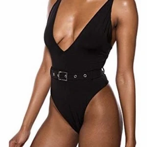 Ivy revel baddräkt  - Helt oavsvänd svart baddräkt med djup skurning och skitnsyggt bälte i midjan från Ivy revel - Kenzas egna märke. Har för många baddräkter och rensar nu ut. Nypris 600