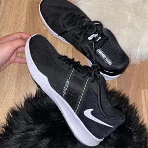 Nike skor - Helt nya, aldrig använda Nike sneakers i storlek 39! Sneakersna är jättefina och väldigt bekväma men jag köpte dem tyvärr i fel storlek! Sneakernas är perfekta för gymmet, nypris-659kr! 💞😊 Kolla min profil 💞