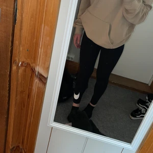 Nike träningstights, strl junior m, 137-146cm - Säljer ett par Nike tights, dom är verkligen jätte sköna och mjuka. Dom är i storlek medium (junior) så 137-146cm. Passar mig som är ryp 155cm