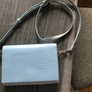 Blå Carin Wester väska - Jättefin väska från Carin Wester. Sparsamt använd. Köparen står för frakten, kan mötas upp nära där jag bor i Stockholm😊💕 OBS att man får med en tjockare axelremsband också.