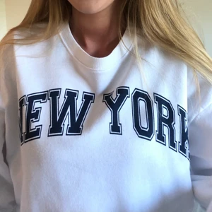 Sweatshirt - Vit sweatshirt med blått tryck från Zara. Strl. M 