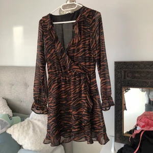 Klänning i brunt zebramönster  - Klänning i brunt zebramönster. Tror den är från zara, köppte den för nått år sen. Använt den väldigt lite! Den är i storlek M/S. Blir budgivning om flera är intresserade