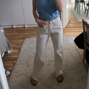 Perfekta sommarjeans från Stradivarius EU 38 - Supersnygga och långa jeans från Stradivarius. Använda en gång. Jag är 173 cm och de går snyggt över skorna. Köpare står för frakt.
