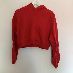 Röd croppad hoodie från H&M, storlek S, pris: 70kr inklusive frakt