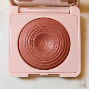 Caia Blush - Caia Peach Sorbet Blush. Helt ny, bara 2 dagar gammal, skyddsplast kvar på spegeln. Endast testad. Jättefin men har redan denna färg. Nypris 245 kr