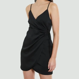 Super fin satinklänning - Superfin satinklänning från BikBok, endast testad. Säljer då jag har flera liknande. Köparen står för frakten 💕💕