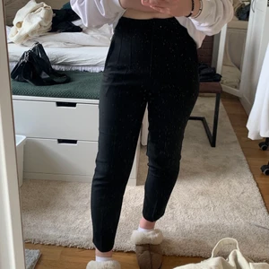 Kostymbyxor från Zara - Svarta kostymbyxor från Zara!! Jättefin modell, knappast använda 💚