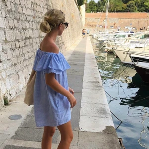 Sommarklänning - Säljer denna fina sommarklänningen från Zara. Den är blåvit randig offshoulder. Jag är 168 cm och den är på gränsen till för kort. Skriv vid intresse!! ✨❤️