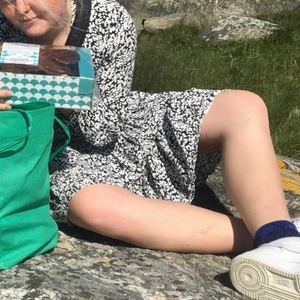 Strandklänning  - Söt strandklänning i fint mönster från zara🦓 Knälång och i fint skick💛✨