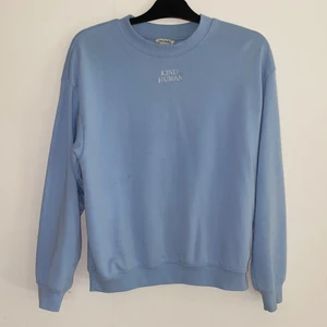 Sweatshirt - Säljer en superfin ljusblå sweatshirt från Monki i fint skick! I storlek XS men sitter relatives oversized på mig som vanligtvis bär S. Skicka meddelande vid frågor/intresse💖