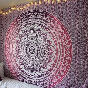 Wall tapestry - Wall tapestry som är i nyskick förutom att den är lite skrynklig efter att ha legat i garderoben. Första bilden är inte min men det är en likadan fast uppe på väggen :) Bild 2 är min bild, måtten är 204x138 cm!