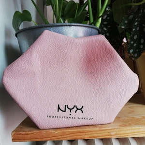 Sminkväska  - Sminkväska/necessär i form av läppar från NYX 💋 Ganska smal och smidig, perfekt till exempelvis lösögonfransar! Använd ca 1 gång så som ny. 