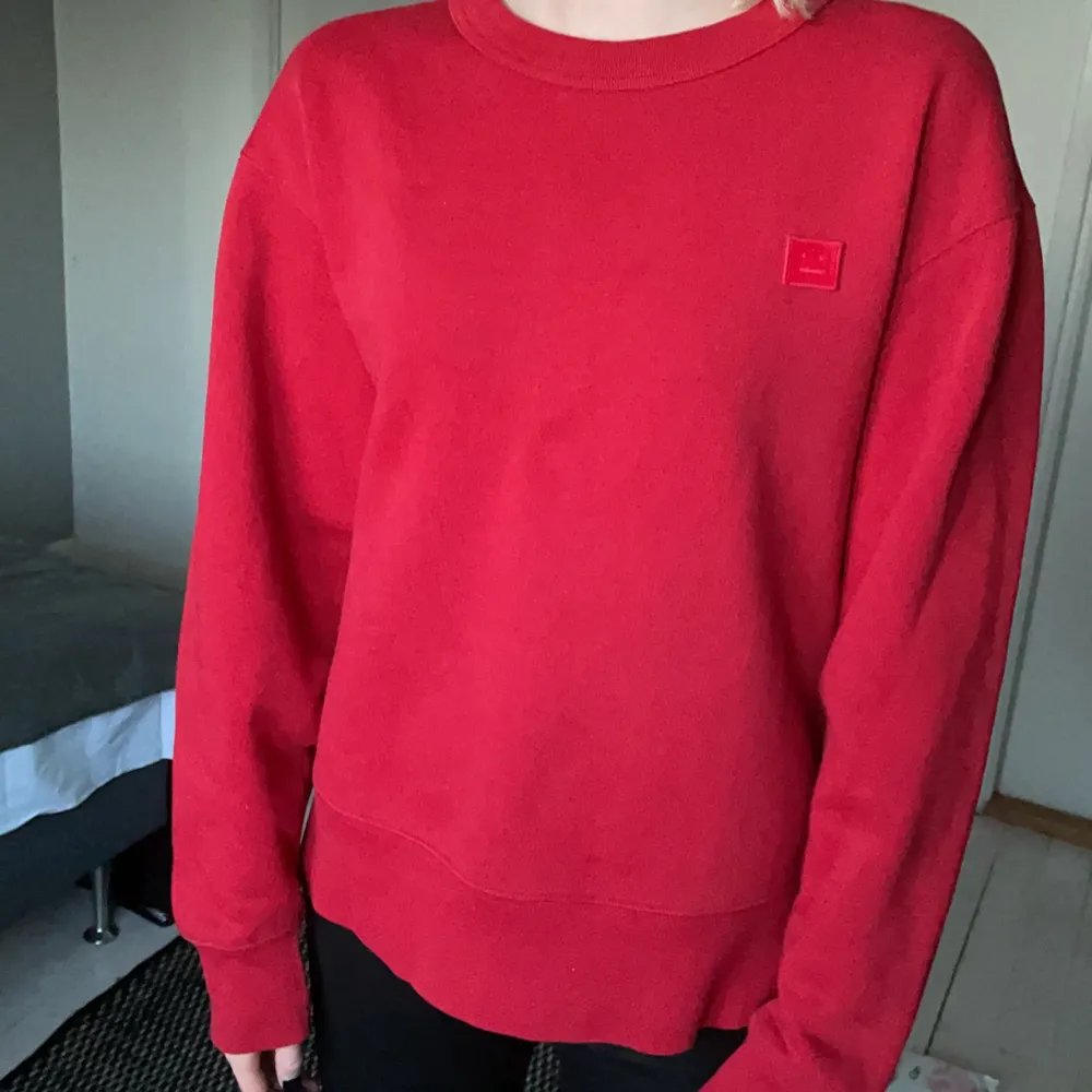 Säljer min snygga röda sweatshirt från Acne studios, säljer den pågrund av att den inte komma till så mycket användning. Den är i väldigt fint skick.. Tröjor & Koftor.