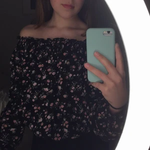 Blommig blus - Använd fåtal gånger och i nyskick🖤💗