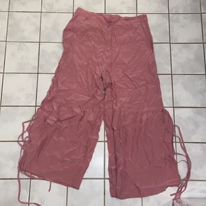 Rosa byxor - rosa byxor med ban man kan knyta vid sidan om, superfina när man stryker byxorna😅