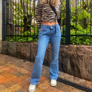 Levi’s 515 - Super fina äkta vintage Levis med riktigt fin färg! Low waisted och bootcut vilket jag börjar se överallt😍 är 163 cm och dom går över skorna på mig! Midjemått: 38 cm, innersöm: 75 cm