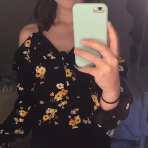 Sommrig blus - Den är nästan aldrig använd och i mycket bra skick🌼