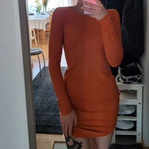 Klänning  - Dags för den här klänningen att hitta ett nytt hem. Strl S, bomull. Skön och stretchig. 60+frakt 🧡