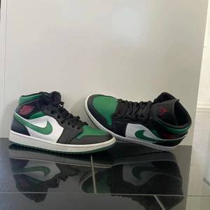 Jordan 1 mid pine green 💚 - Storlek 43, skick 9,5/10, skriv för fler bilder