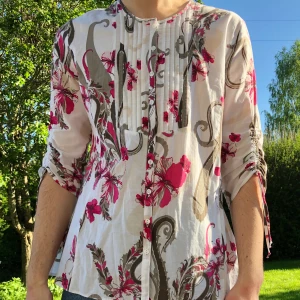 Blus - Offrar mig för Farmor som kastar lite kläder. Blus i storlek L(?). 71 cm lång/ 44 cm bred.