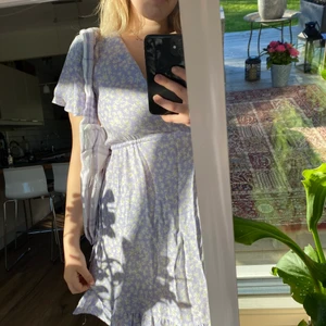 Gulligaste någonsin - Wow älskar den här klänningen men tycker att min hudton blir otroligt dyster i denna färg! Skulle fungera som vardags klänning men också kanske till midsommar.🌞 Storlek L men skulle mer säga att det är en M