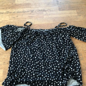 Svart med vita prickar topp i strl xs från Gina tricot - Ganska sliten topp från Gina men väldigt fin och ganska stor för mig men väldigt fin 