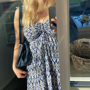 Gudomlig klänning - Har haft svårt att sälja denna men nu är det dags. Hade den på en skolavslutning och midsommar för några år sedan. Sedan är den inte använd något mer. Otroligt fin och förtjänar lite kärlek❣️ personlig favorit