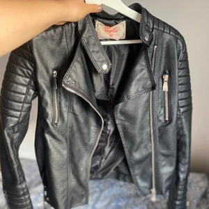 Skinnjacka  - Skinnjacka ifrån Chelsea Kungsgatan i storlek 40 men den är liten i storlek för taight i ryggen för mig✨ Den är varsamt använd utan fula märken eller missfärgade dragkedjor ✨