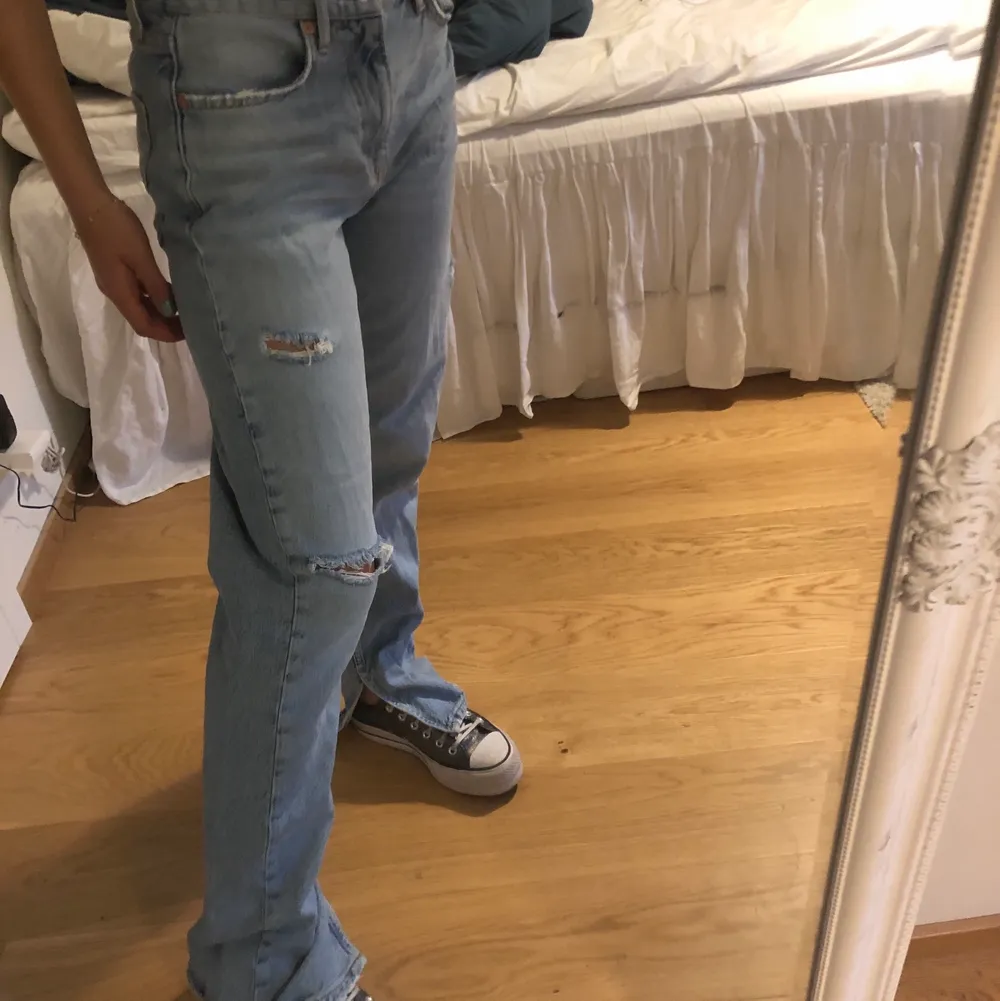 Jättefina Jeans från Gina tricot, som jag typ använt en gång bara☺️. Skitfina med slits och slitningar. Storlek 36 och jag är 168cm och de är långa i benen! Nypris var 600kr och nästan aldrug använda😙. Jeans & Byxor.