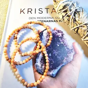 Priset gäller 1 st!! 💎Armband med 4 mm små kristallpärlor av rosa aventurin. . Rundslipade stenar trädda på elastisk tråd. Ca 16 cm omkrets.  Skickas i vadderat kuvert via postnord.