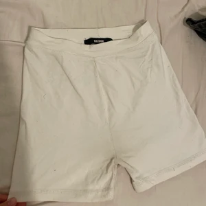 Vita cykelshorts - Vita cykelshorts från bikbok i strl XS