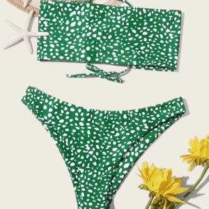 Bikini🌸 - Supersöt bikini som är helt oanvänd, toppen är bandeau🌸 Möts upp i Umeå annars betalar köparen frakt🤍