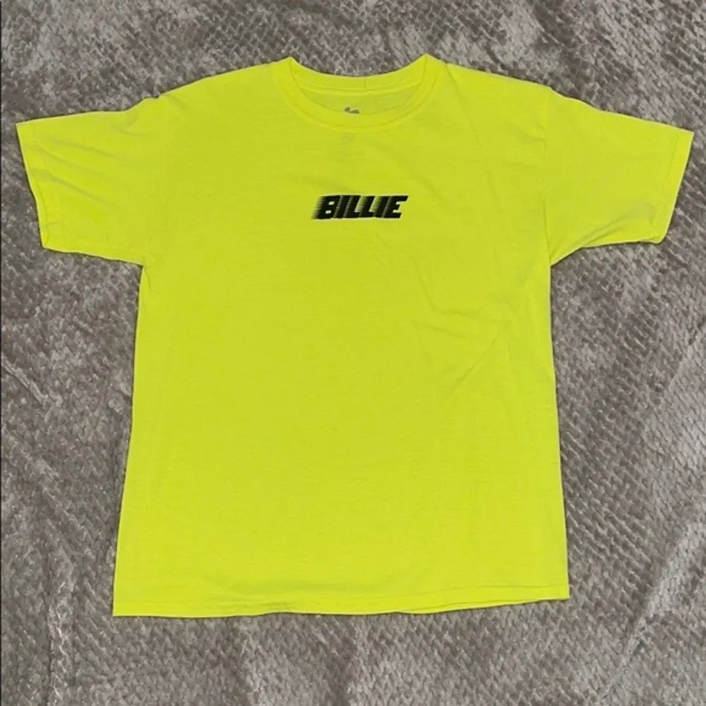 Billie Eilish t-shirt i coolaste, neon gula färgen💛 Äkta vara, i bra skick! Köptes på hennes konsert i Stockholm 2019. T-shirts.