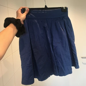 Volangkjol med fickor - I fint skick 🔵 Kjol med fickor 🔵