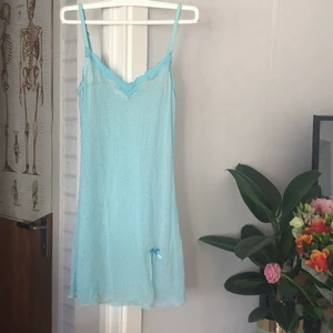 💙 Babydoll neglige 💙 - Turkos och vit randig neglige i mesh. Rosett och spets detaljer. Funkar som topp eller klänning. Stretchig! Vid flera intresserade blir det budgiving 💕