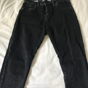 Svarta jeans - Svartgråa jeans (push up) från Berska