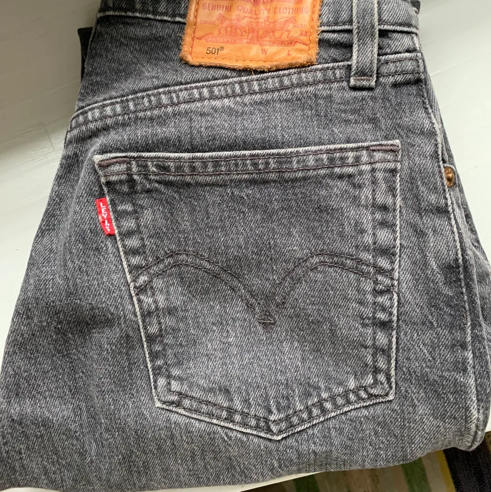 Ett par Levis 501 köpta i Levis butik för 1300kr! De har en mom-jeans passform och är i mycket bra skick då jag inte använt dom mycket:) . Jeans & Byxor.