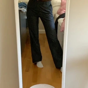 Kostymbyxor  - Säljer mina superfina kostymbyxor från hm. Dom är i en mörkblå färg med små halvsynliga ränder på sig, kostymbyxorna är dessutom raka i benen som ni ser på bilden🥰🥰 jag har sytt in dom i midjan men det är inget som synd, därmed passar dom en stl 36 ungefär💕💕 Köparen står för frakten!!