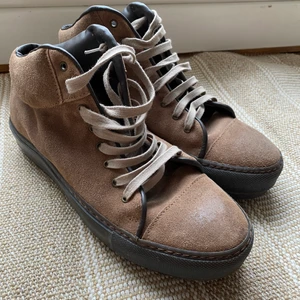 Acne Studios Sneakers Stl 38 - Äldre sneakers från Acne Studis. Använda två ggr pga fel storlek. Lite slitna pga ålder, därav priset. 