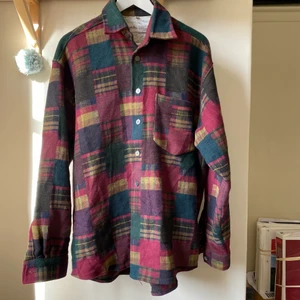Vintage Flannel shirt  - Säljer denna extremt snygga flannel shirten, älskar verkligen färgerna men tyvärr är den lite för stor för mig. Den är vintage och i mycket bra skick utan några defekter. Perfekt att dra på sig över en t-shirt eller så på lite svalare sommarkvällar. Det är storlek M/39.