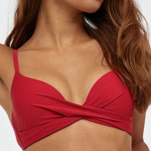 Röd bikink - En röd bikini från nelly i storlek 70B. Den är aldrig använd,jag har bara testat den och den var för liten. Köpte den för 149kr+50 kr frakt. Men säljer den för 90kr (frakt i går ej)