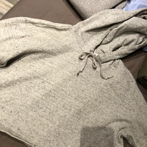 Cropped hoodie  - Grå kort hoodie i nyskick.