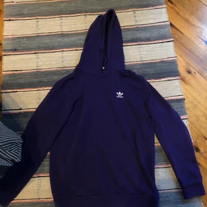 Adidas hoodie - Adidas hoodie köpt på jd sports i Stockholm inte jätteanvänd. Storlek M