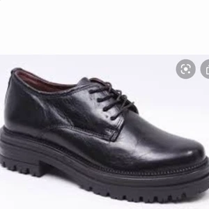 Lågskor - Säljer dessa supersnygga lågskor från märket mjus. Skorna är i svart äkta läder och är otroligt bekväma. Säljer för de dessvärre blivit för små för mig. Skorna är använda Max 5 gånger så de är som nya. Nypris 1299kr säljer för 350kr! Passa på att fynda 🙏🏼😍